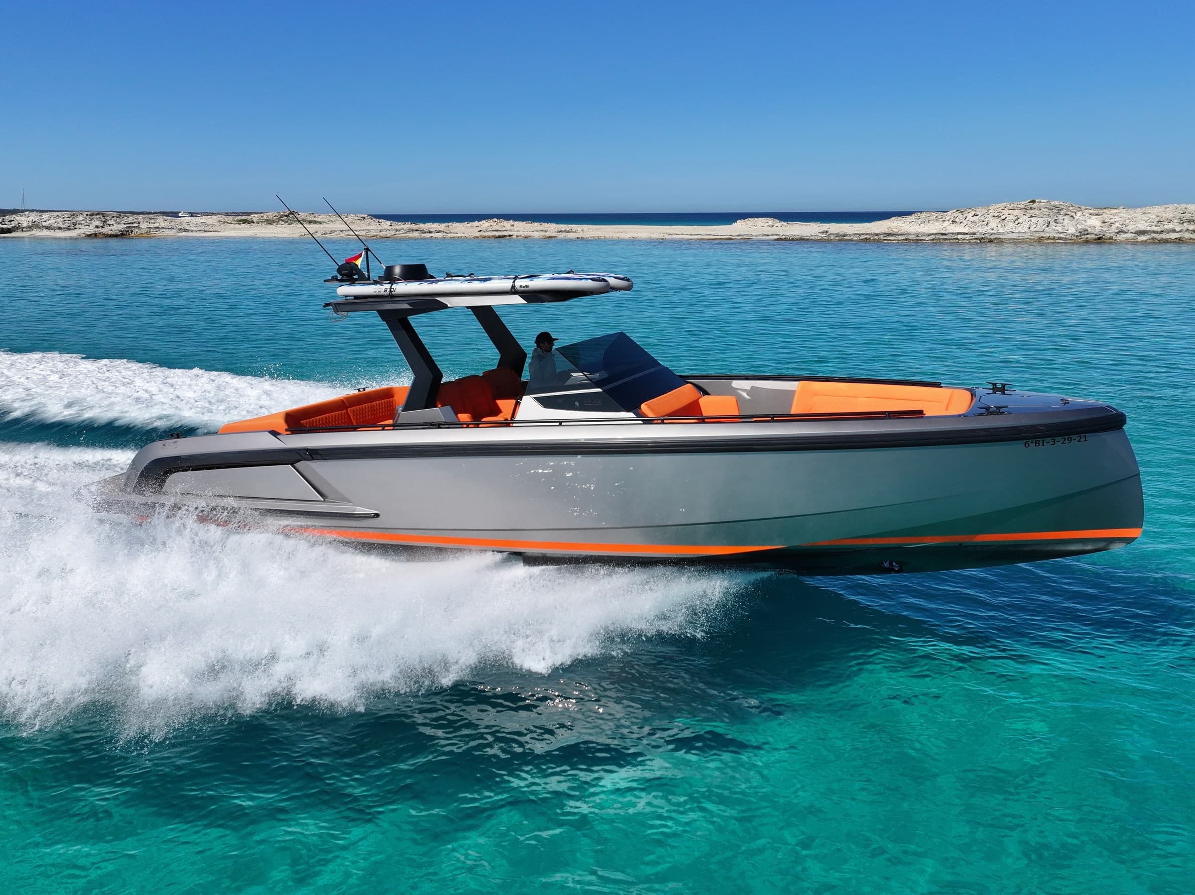 Vanquish VQ40 "CAJA TRES" alquiler lancha Ibiza
