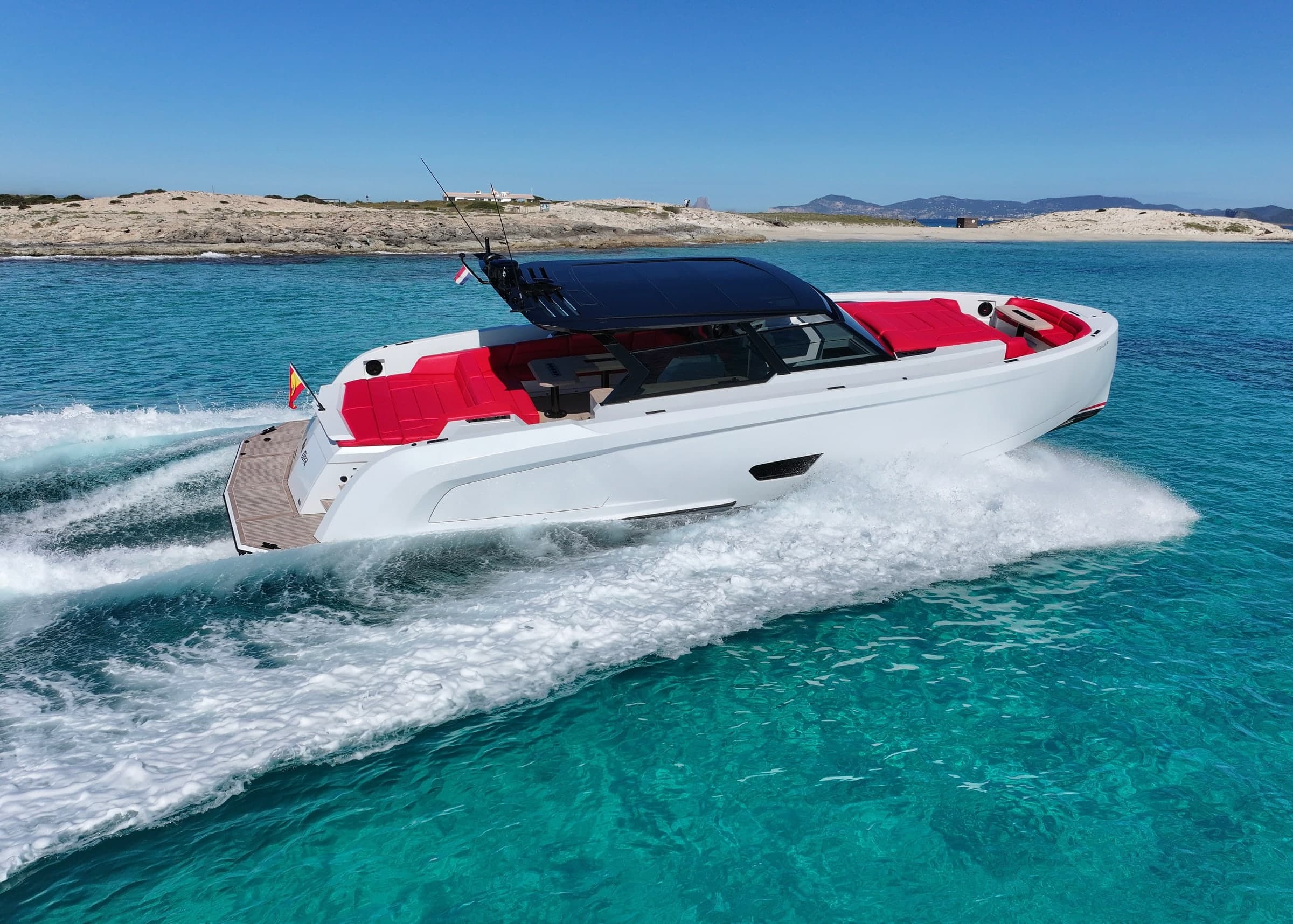 Vanquish VQ58 "REAL DIVA" alquiler yate Ibiza