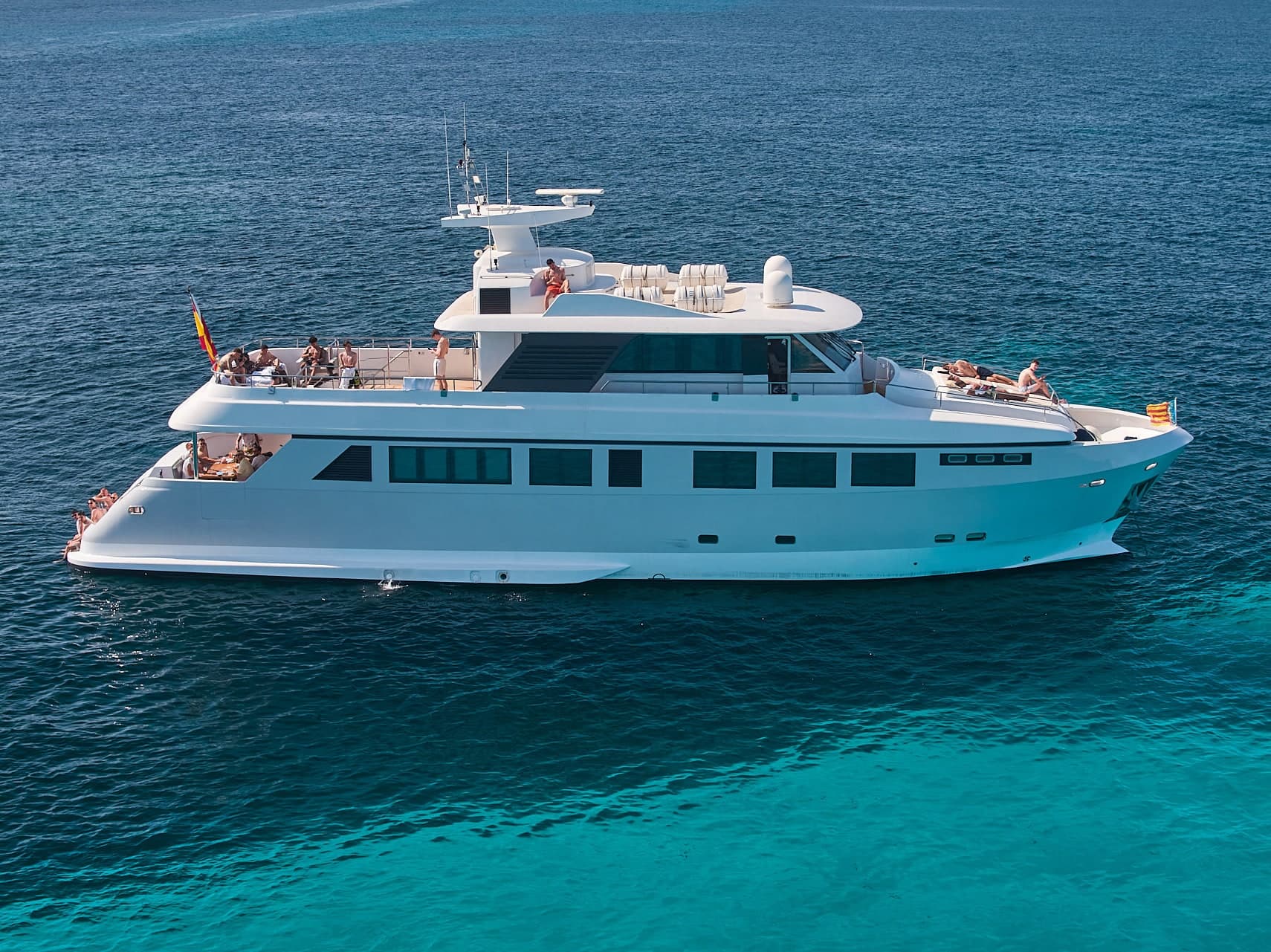 Explorer 92 "Boramar Luxe" alquiler yate eventos Ibiza