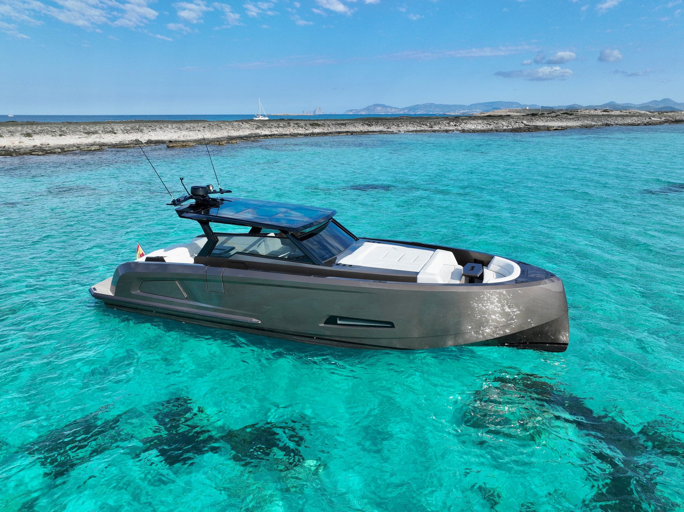 Vanquish VQ45 "Media Naranja" Yate en alquiler Ibiza
